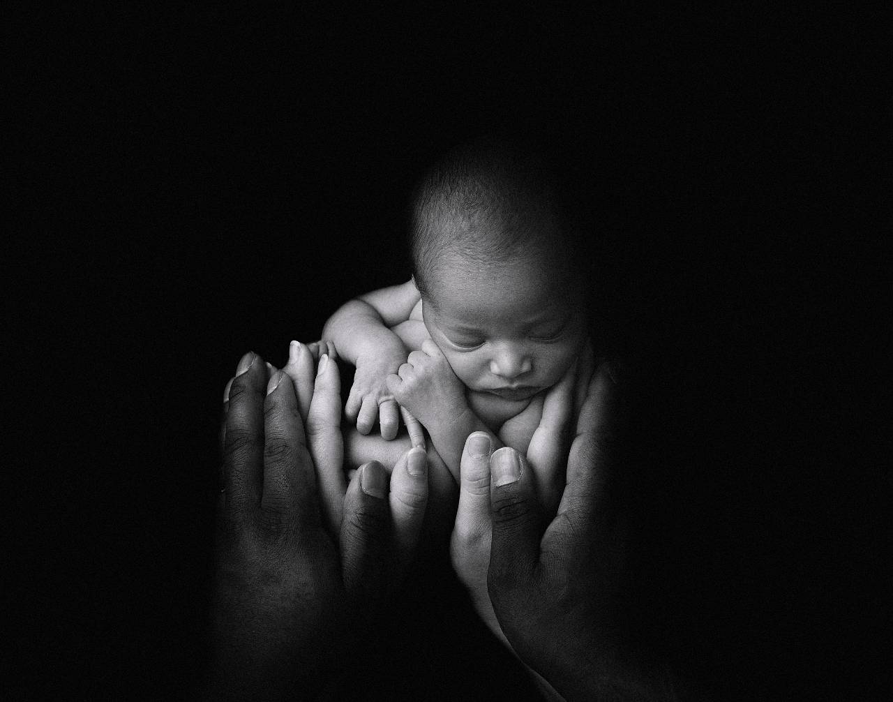 Oshawa-Newborn-Photography-Photographer-Womb-Hands-Baby-Pictures
