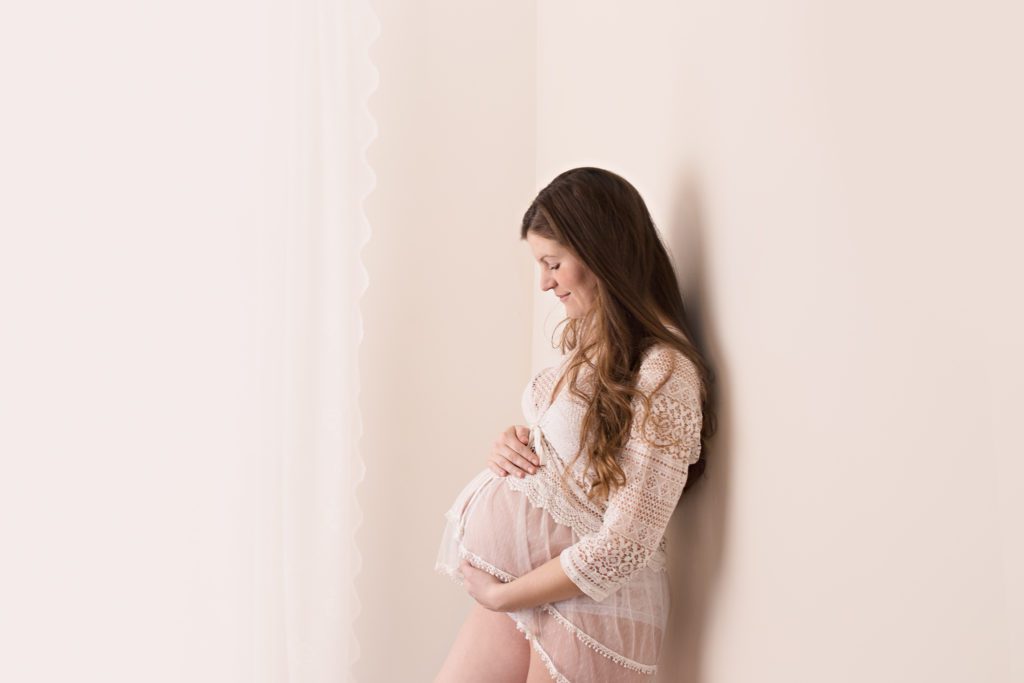gta-durham-toronto-oshawa-newbornphotographer-maternity-expecting-mom-cest-lamour-photography-pregnancy-maternityportraitsession-lacedress