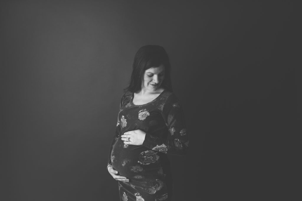 gta-durham-toronto-oshawa-newbornphotographer-maternity-expecting-mom-cest-lamour-photography-pregnancy-motherhood-mom-mommy-maternityportraitsession-blackandwhite