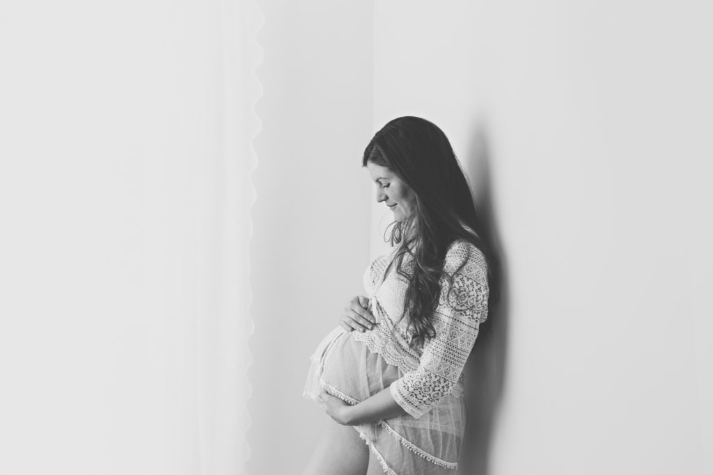 gta-durham-toronto-oshawa-newbornphotographer-maternity-cest-lamour-photography-pregnancy-motherhood-mom-mommy-maternityportraitsession-lacedress-lifestyle-blackandwhite