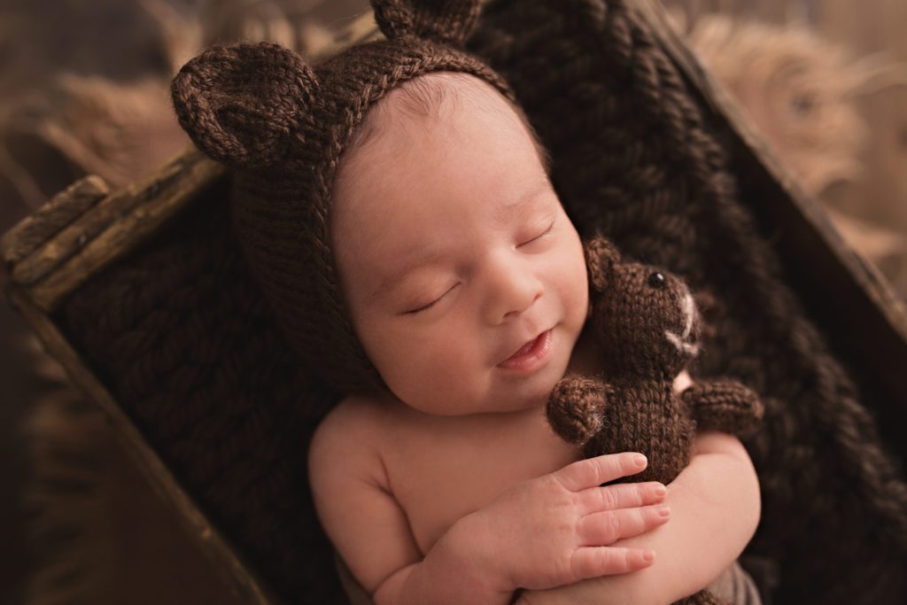 gta-durham-toronto-oshawa-newbornphotographer-newbornphotography-babyboy-neutrals-brown-outfit-colour-blanket-cest-lamour-photography-bear-bonnet