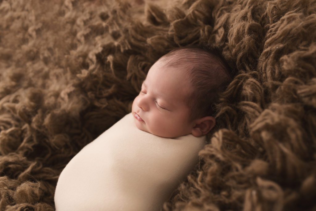 gta-durham-toronto-oshawa-newbornphotographer-newbornphotography-babyboy-neutrals-brown-outfit-colour-blanket-cest-lamour-photography-rug