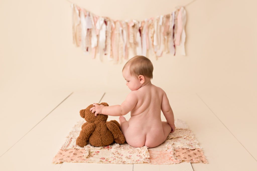 gta-durham-toronto-oshawa-newbornphotographer-newbornphotography-milestone-babygirl-baby-neutral-bone-quilt-banner-bunting-bear