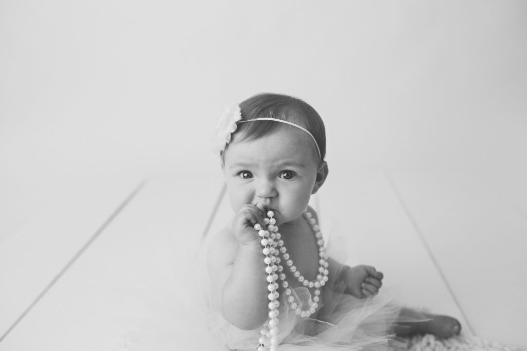 gta-durham-toronto-oshawa-newbornphotographer-newbornphotography-milestone-babygirl-baby-neutral-bone-quilt-banner-bunting-pearls-blackandwhite