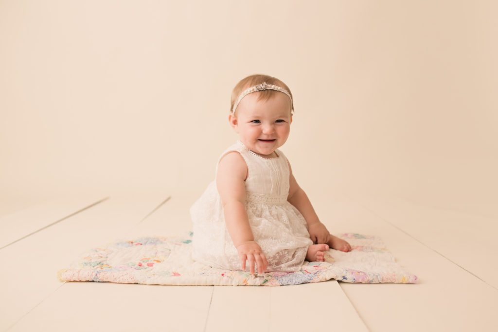 gta-durham-toronto-oshawa-newbornphotographer-newbornphotography-milestone-babygirl-baby-neutral-bone-quilt-banner-bunting-smile