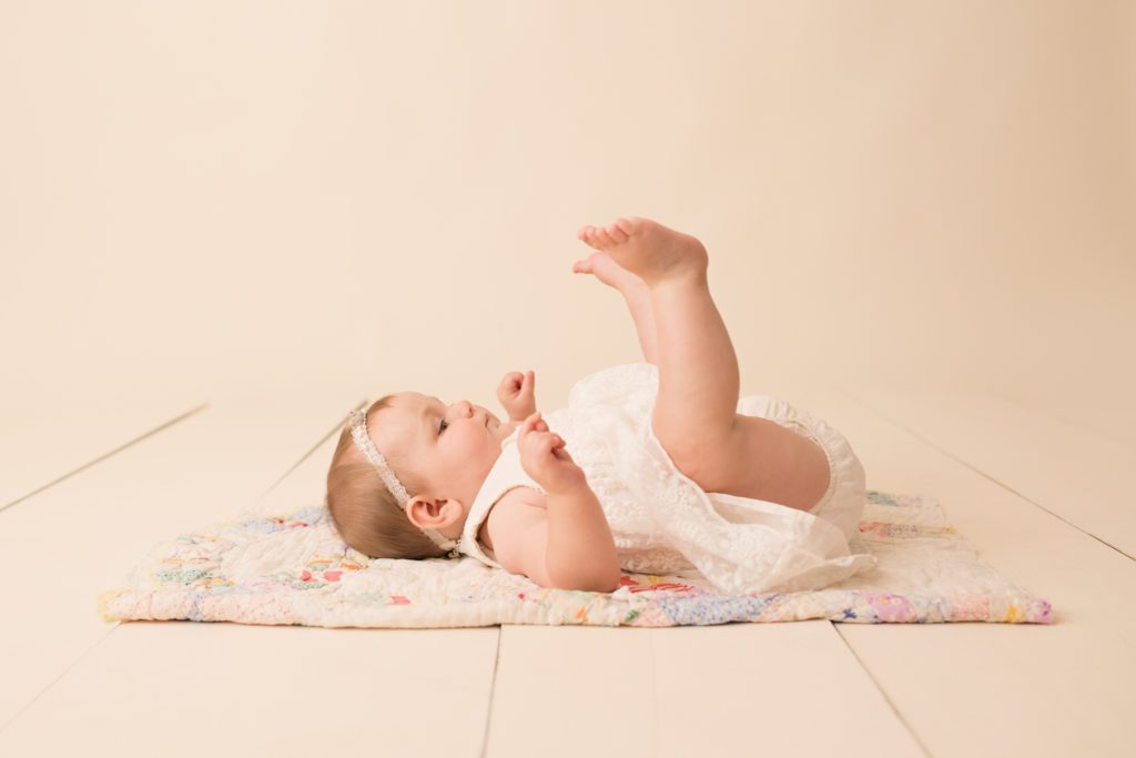 gta-durham-toronto-oshawa-newbornphotographer-newbornphotography-milestone-babygirl-baby-neutral-bone-quilt-banner-bunting-toes