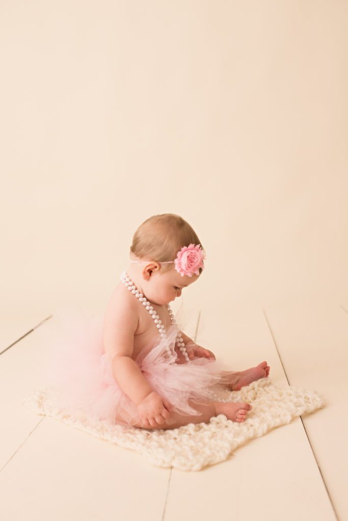 gta-durham-toronto-oshawa-newbornphotographer-newbornphotography-milestone-babygirl-baby-neutral-bone-quilt-banner-bunting-tutu