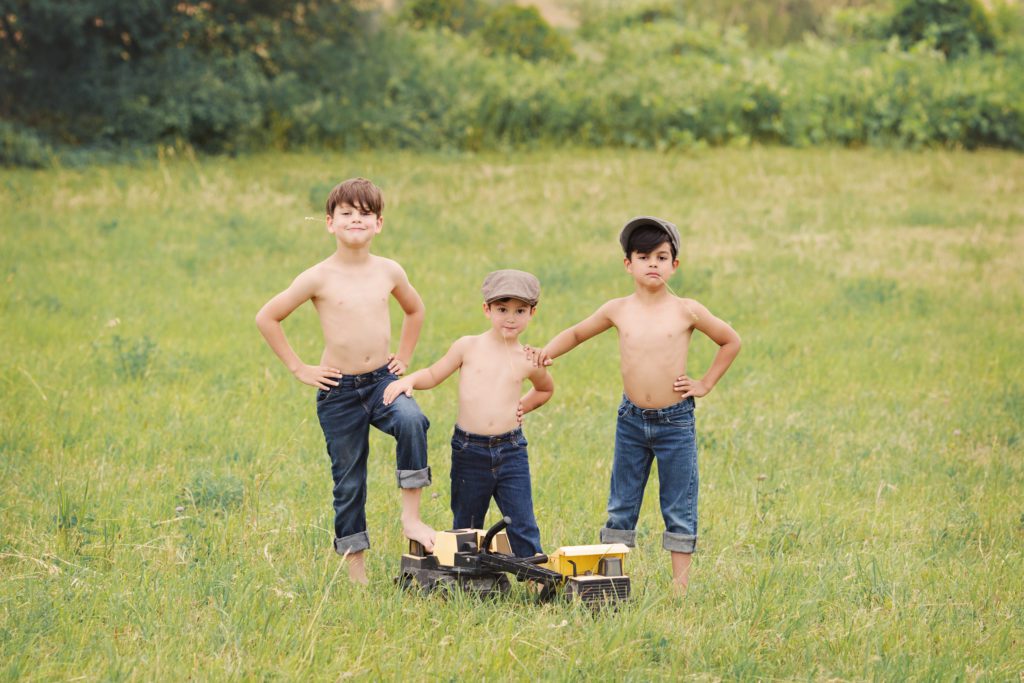 family-photographer-photography-oshawa-durham-toronto-gta-farm-outdoor-child-shirtless-rascals
