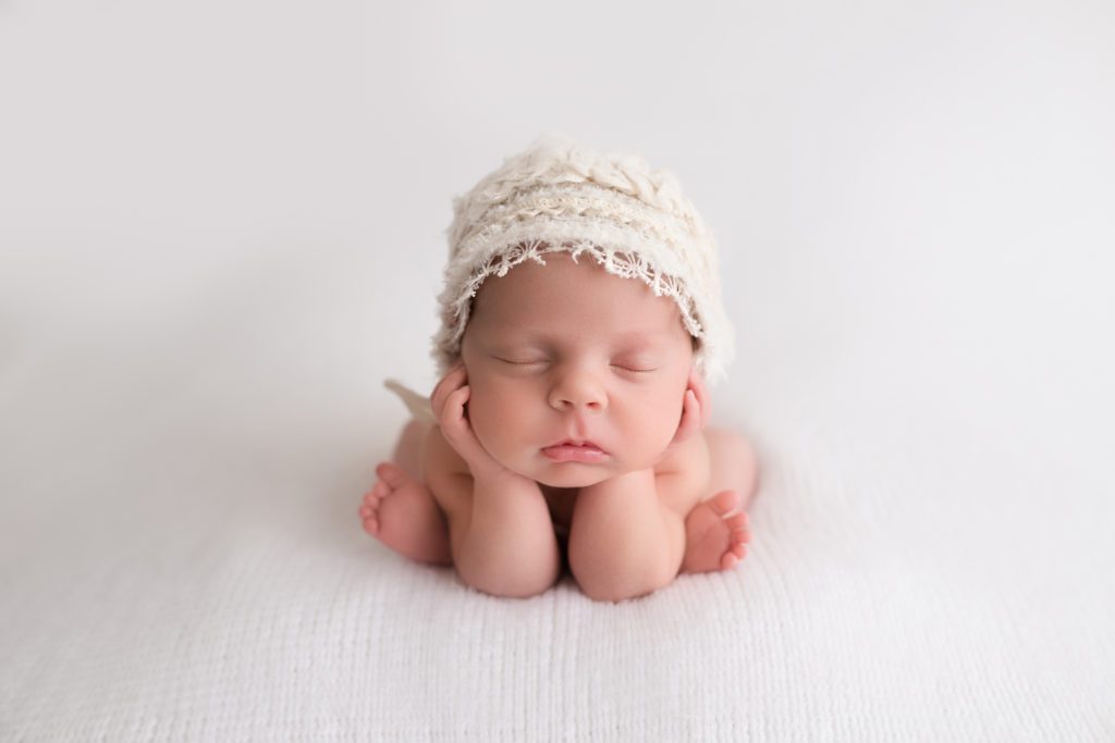 Oshawa-Newborn-Photographer-Durham-Toronto-Photographer-bonnet-baby-cutephotos
