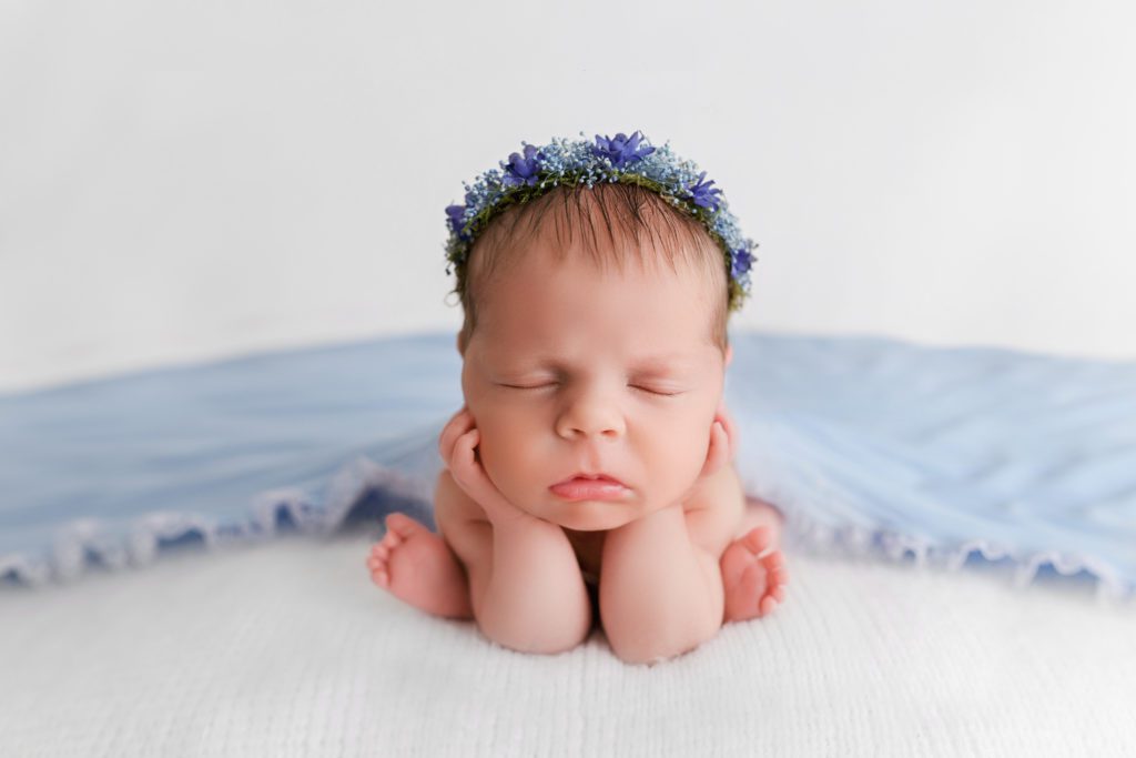 Oshawa-Newborn-Photographer-Durham-Toronto-Photographer-posednewborns-wreath-wrap-blue