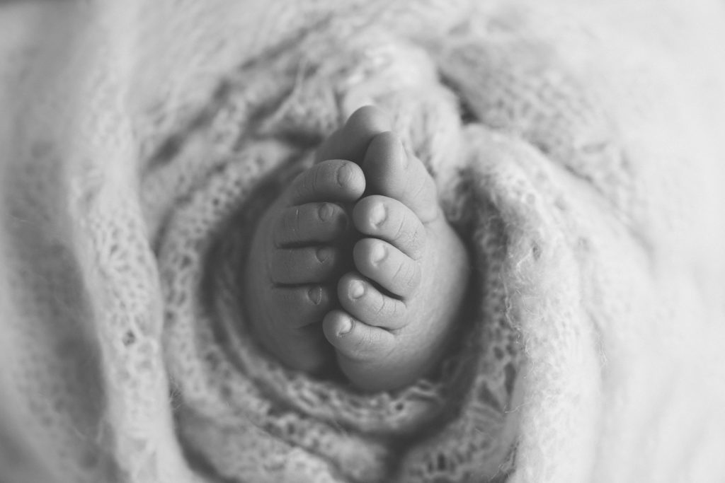 Oshawa Newborn Photography - Oshawa Newborn Photographer - Newborn- cutebabypictures-white-simple-framily-durhamphotographer-torontobabyphotographer-15